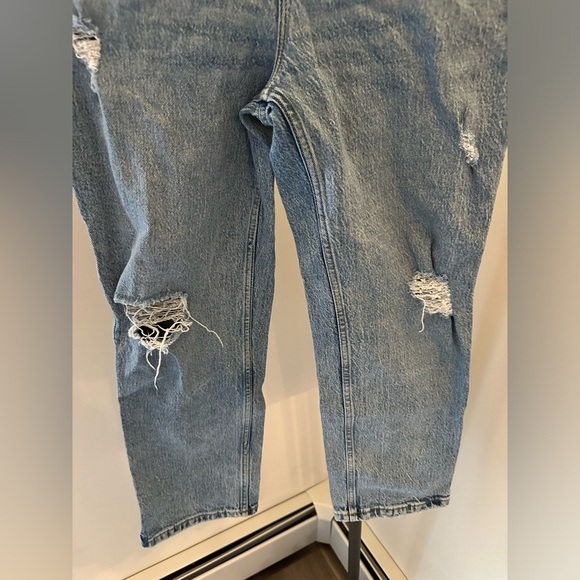 Wrangler Blue Jeans with Distressed Details 6/28 - Picture 3 of 8